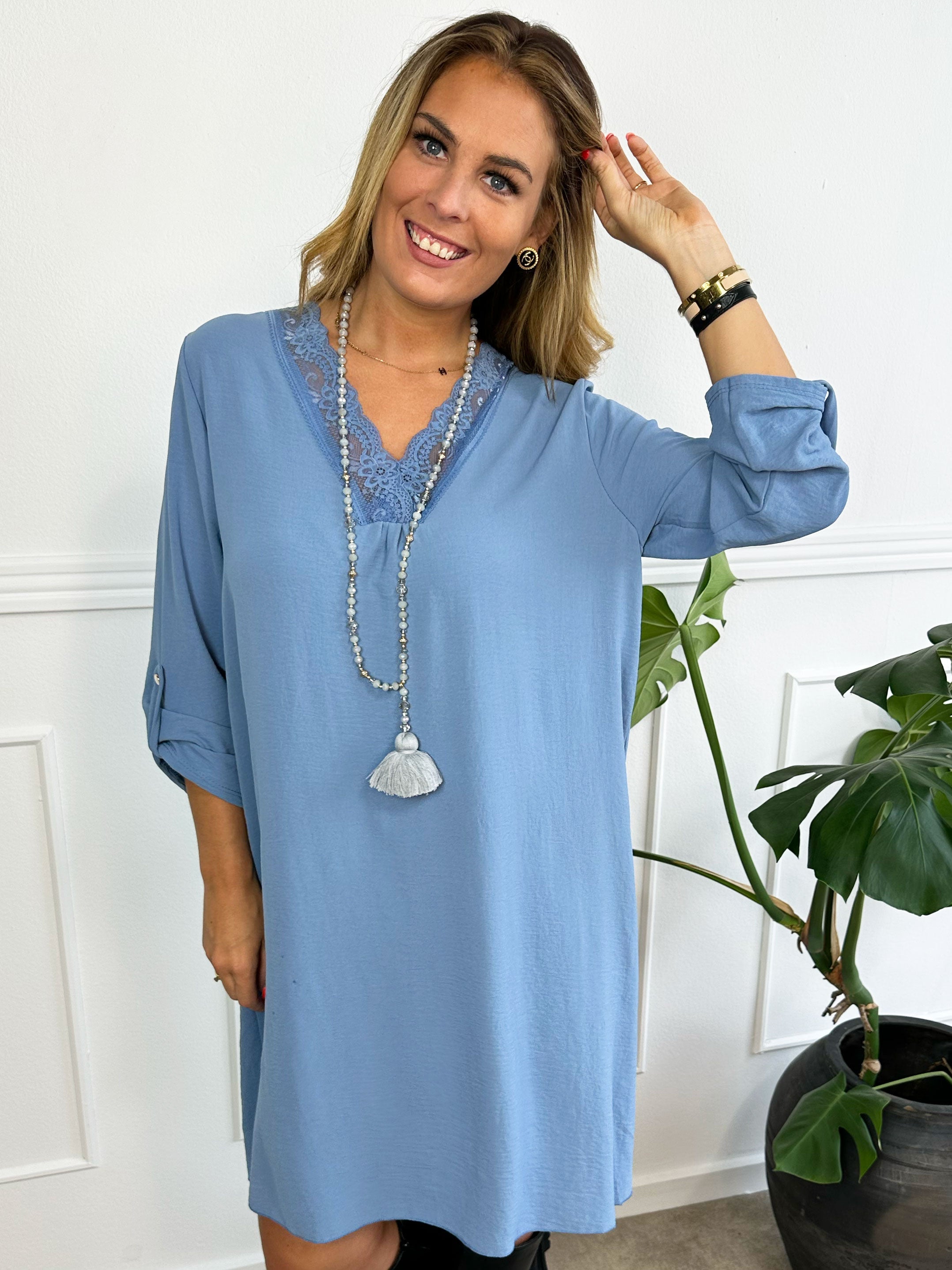 Elly Long - Simpel klänning med spetskant